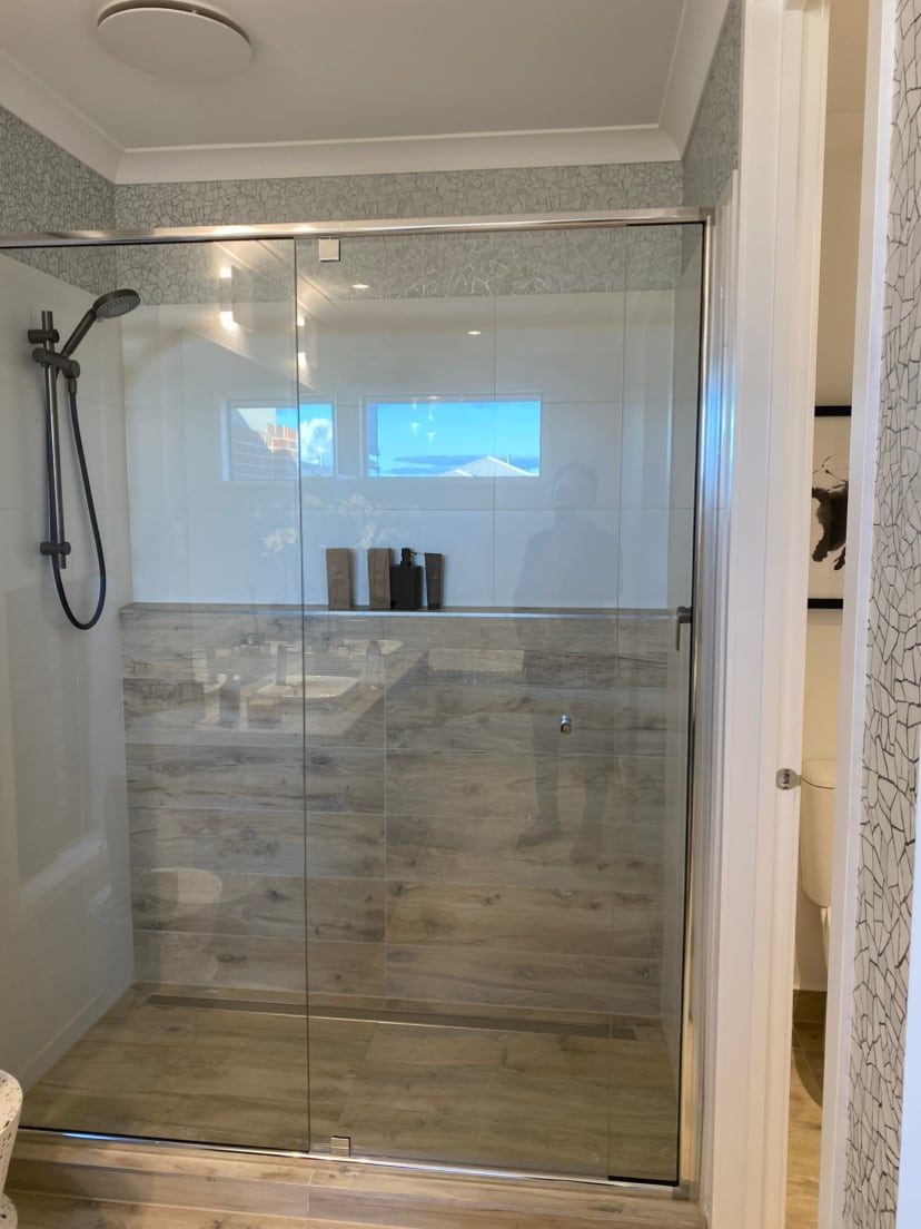 Framed shower enclosure with patterned wall tiling